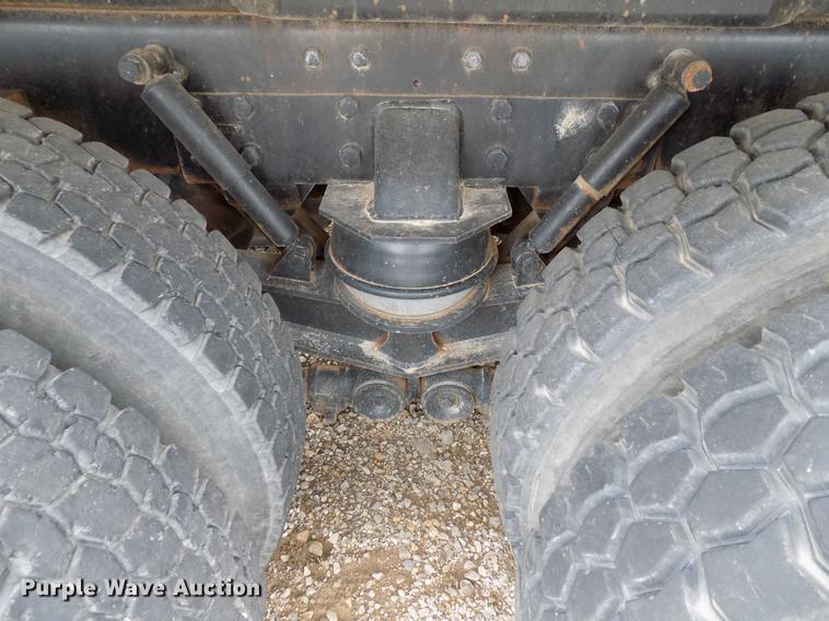 image for item DD3673 2010 Kenworth T800 bulk cement truck