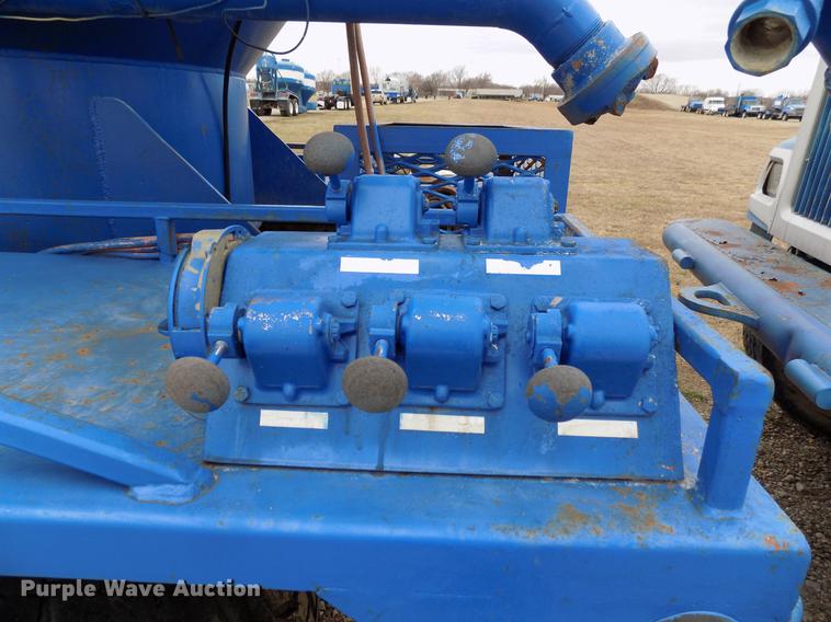 image for item DD3675 2003 Sterling LT9513 bulk cement truck