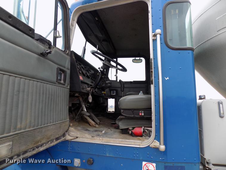 image for item DD3679 1996 Kenworth T800 bulk cement truck