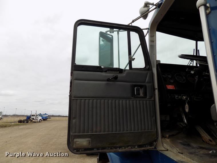 image for item DD3679 1996 Kenworth T800 bulk cement truck