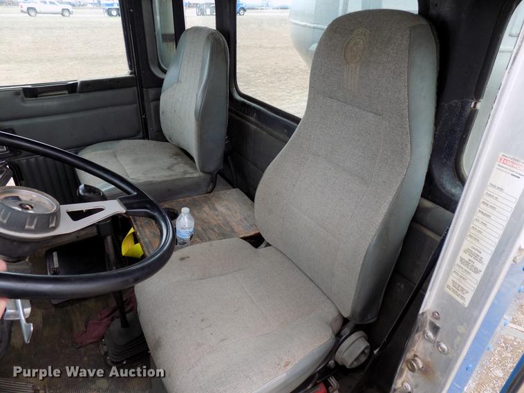 image for item DD3679 1996 Kenworth T800 bulk cement truck