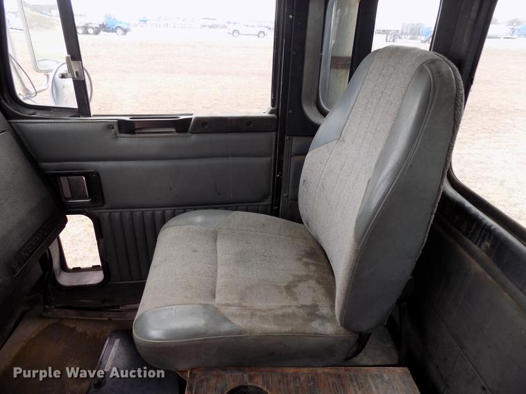 image for item DD3679 1996 Kenworth T800 bulk cement truck