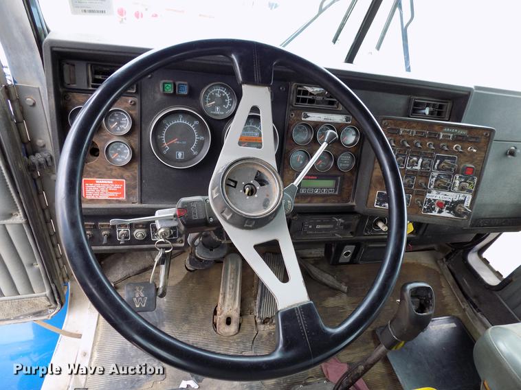 image for item DD3679 1996 Kenworth T800 bulk cement truck