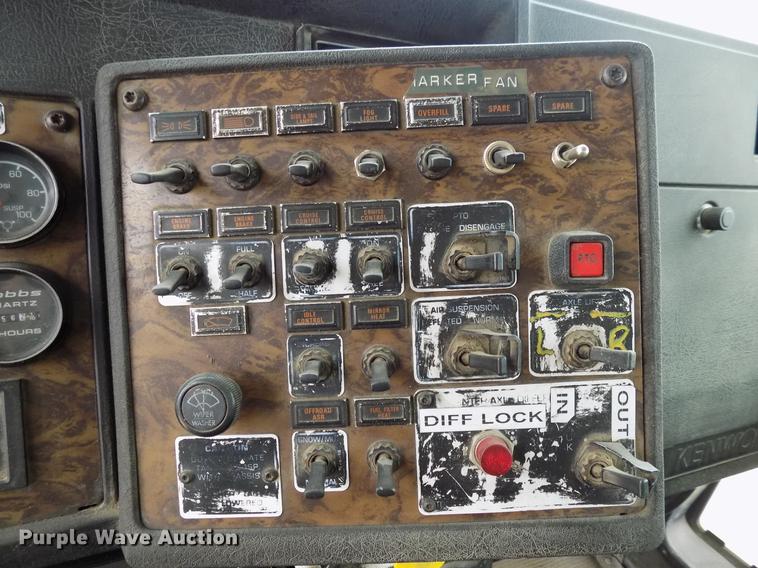 image for item DD3679 1996 Kenworth T800 bulk cement truck