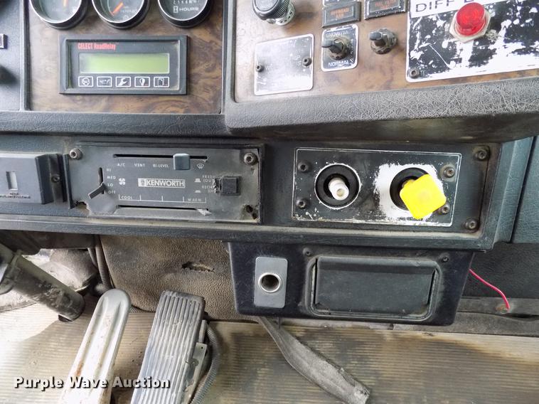 image for item DD3679 1996 Kenworth T800 bulk cement truck