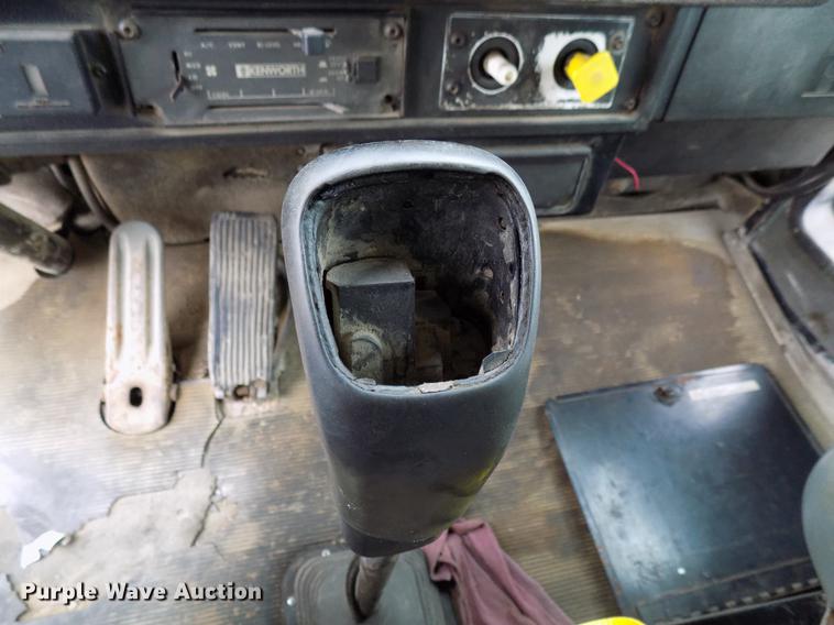 image for item DD3679 1996 Kenworth T800 bulk cement truck