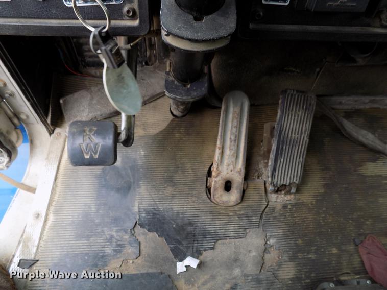 image for item DD3679 1996 Kenworth T800 bulk cement truck