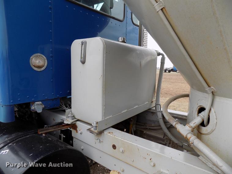 image for item DD3679 1996 Kenworth T800 bulk cement truck