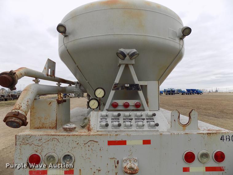 image for item DD3679 1996 Kenworth T800 bulk cement truck