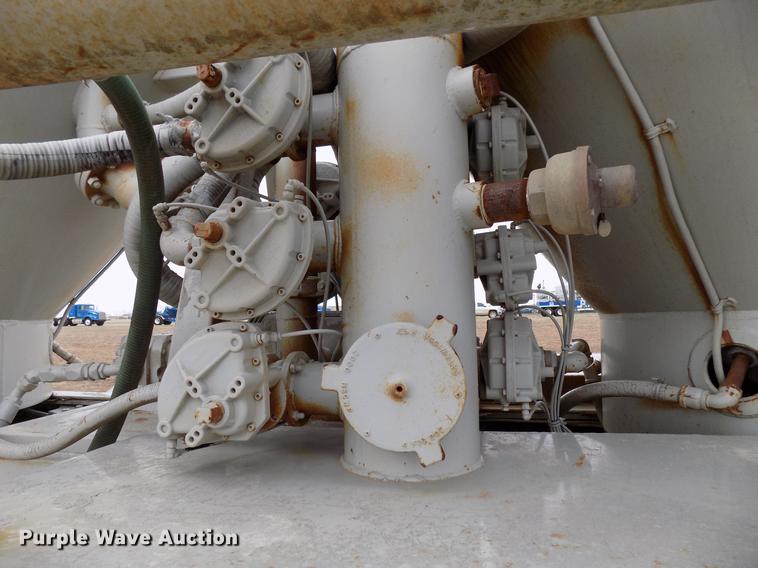 image for item DD3679 1996 Kenworth T800 bulk cement truck