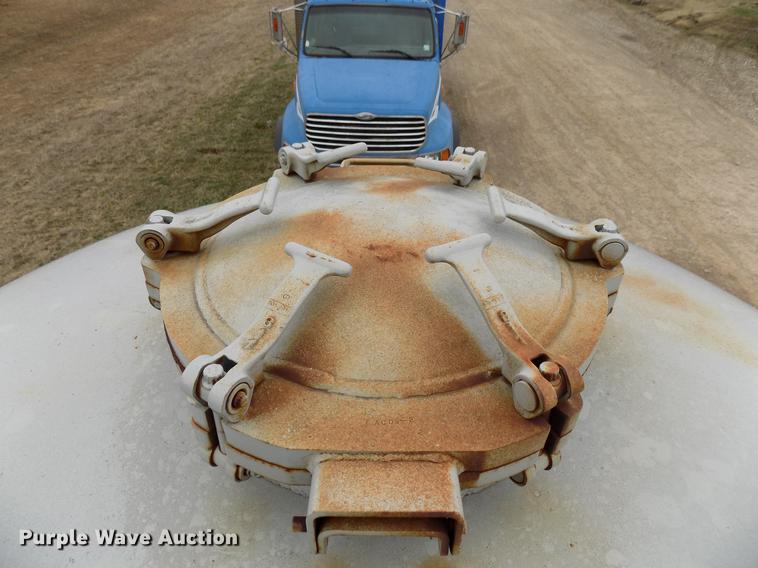 image for item DD3679 1996 Kenworth T800 bulk cement truck