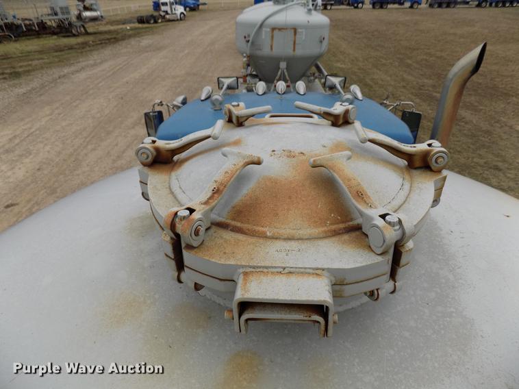 image for item DD3679 1996 Kenworth T800 bulk cement truck