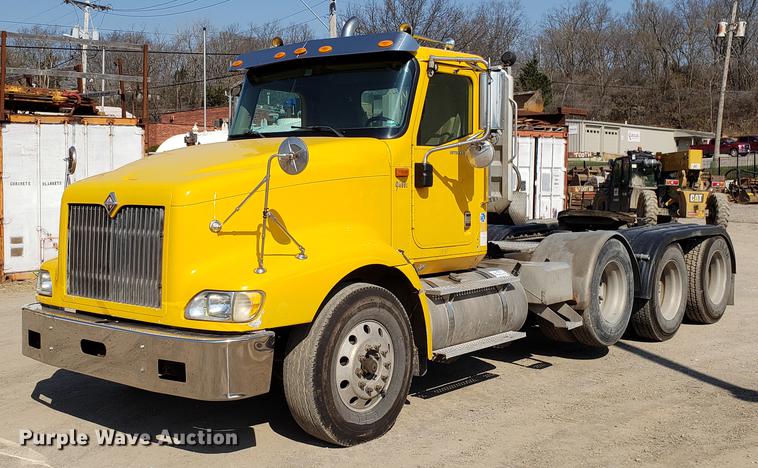 image for item DD4033 2005 International 9400i semi truck