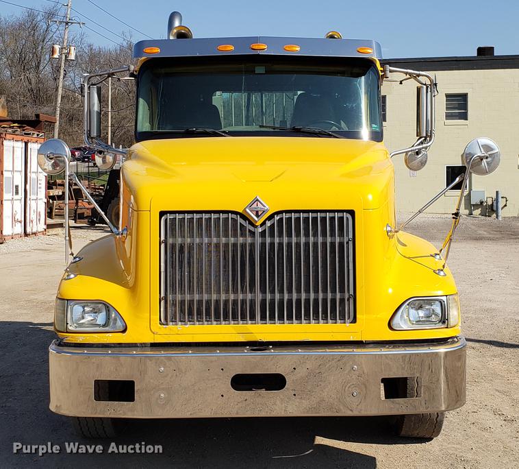 image for item DD4033 2005 International 9400i semi truck