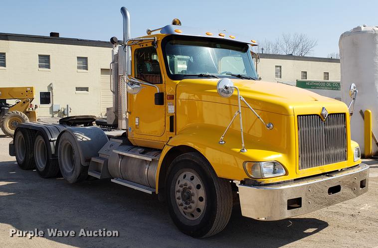 image for item DD4033 2005 International 9400i semi truck