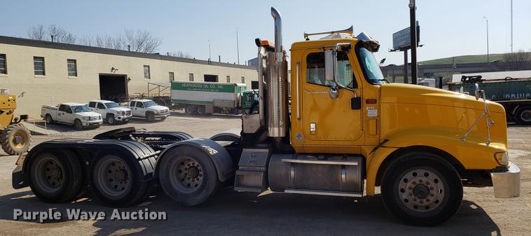 image for item DD4033 2005 International 9400i semi truck