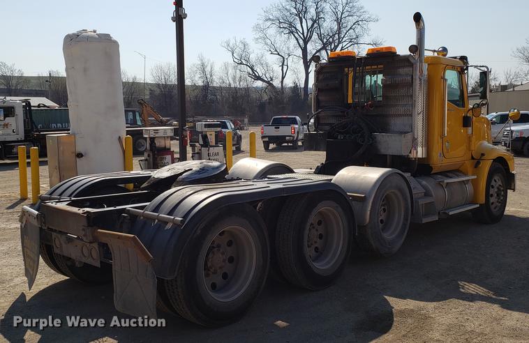 image for item DD4033 2005 International 9400i semi truck