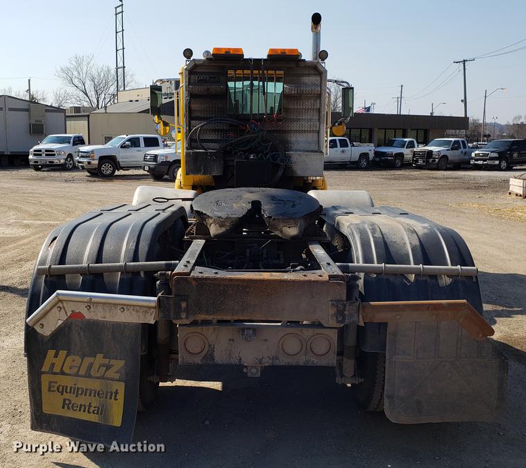 image for item DD4033 2005 International 9400i semi truck