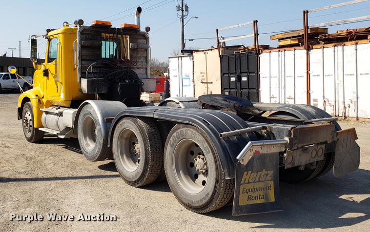 image for item DD4033 2005 International 9400i semi truck