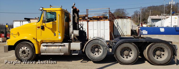 image for item DD4033 2005 International 9400i semi truck