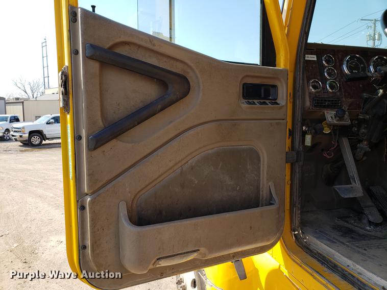 image for item DD4033 2005 International 9400i semi truck