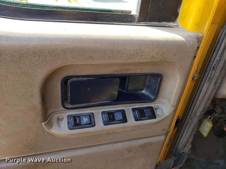 image for item DD4033 2005 International 9400i semi truck