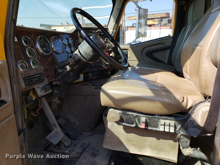 image for item DD4033 2005 International 9400i semi truck