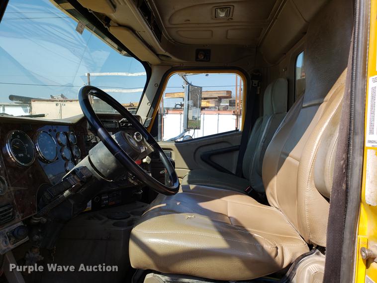 image for item DD4033 2005 International 9400i semi truck