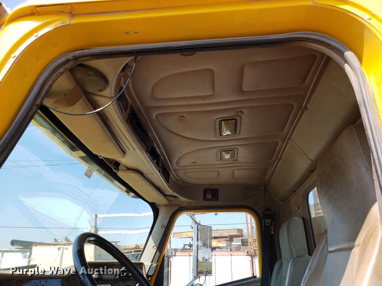 image for item DD4033 2005 International 9400i semi truck