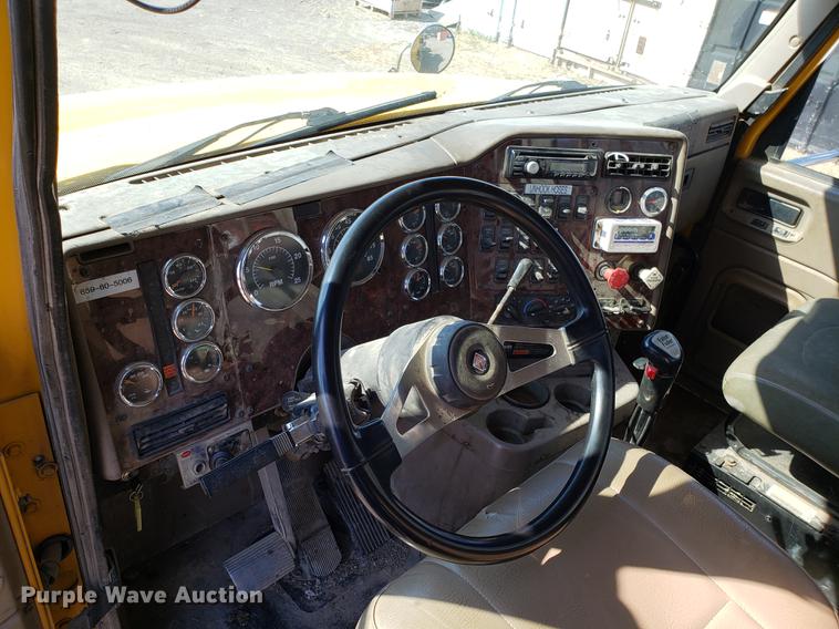 image for item DD4033 2005 International 9400i semi truck