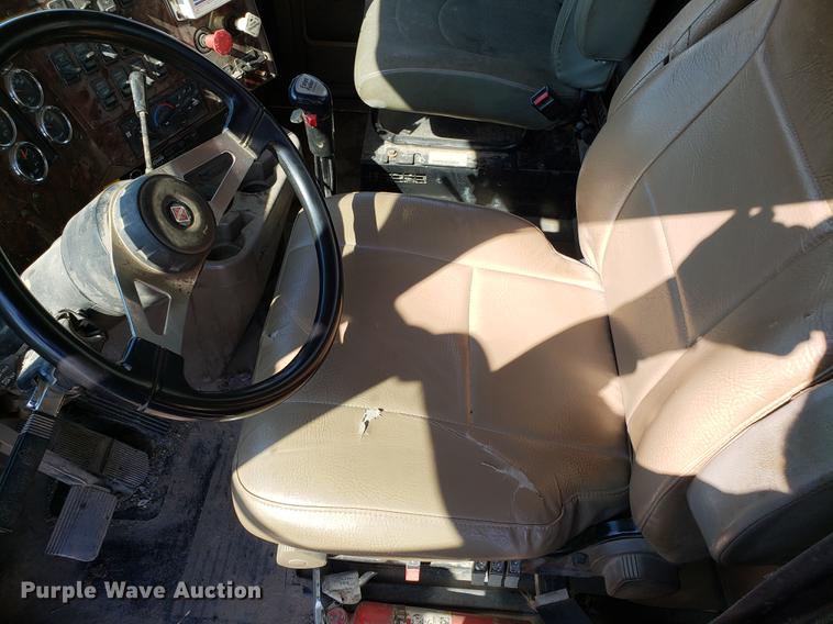 image for item DD4033 2005 International 9400i semi truck