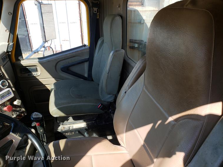 image for item DD4033 2005 International 9400i semi truck