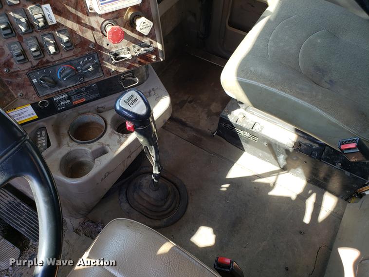 image for item DD4033 2005 International 9400i semi truck