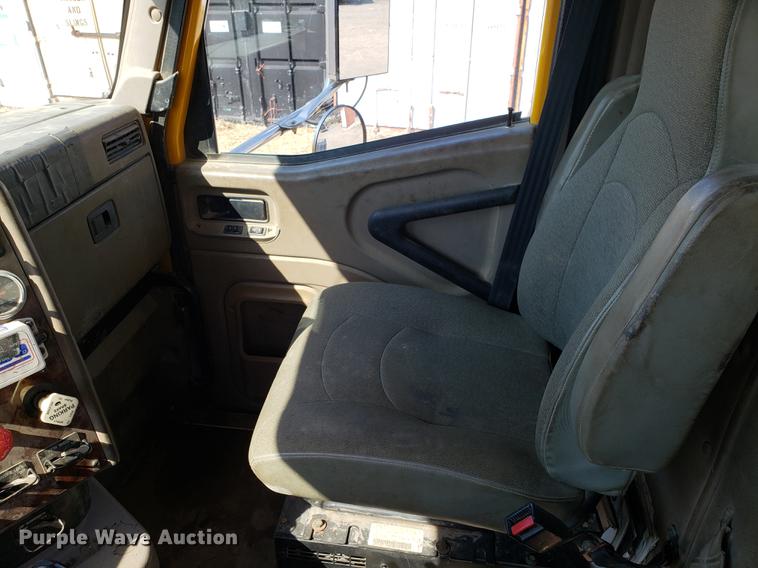 image for item DD4033 2005 International 9400i semi truck