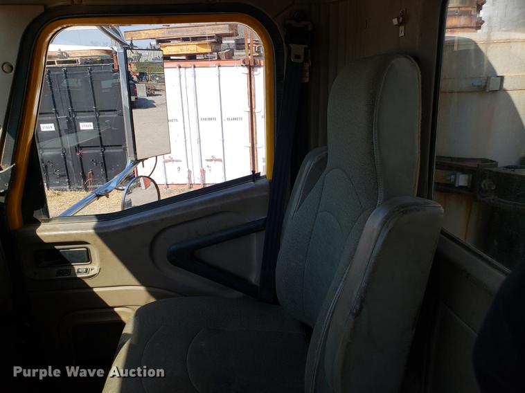 image for item DD4033 2005 International 9400i semi truck