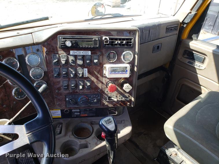 image for item DD4033 2005 International 9400i semi truck