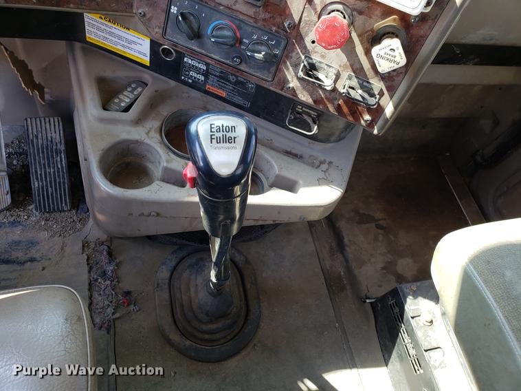 image for item DD4033 2005 International 9400i semi truck