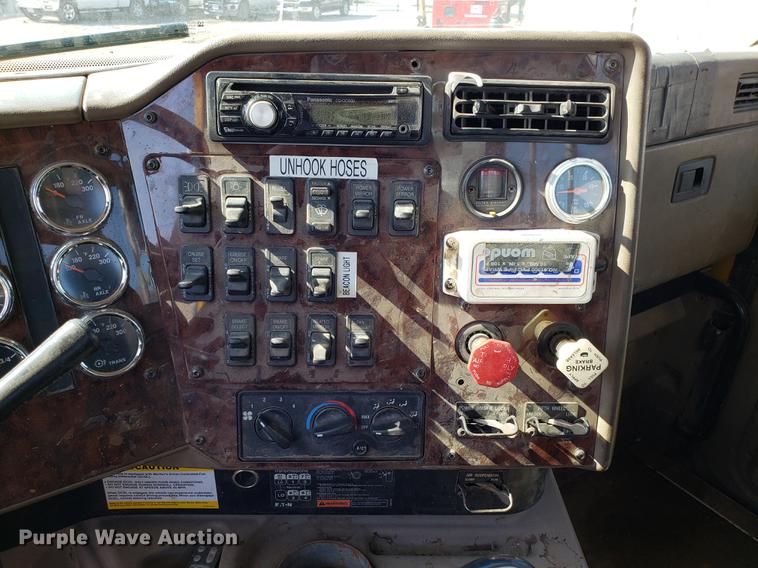 image for item DD4033 2005 International 9400i semi truck