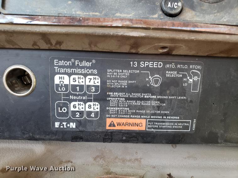 image for item DD4033 2005 International 9400i semi truck