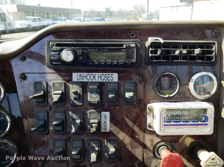 image for item DD4033 2005 International 9400i semi truck