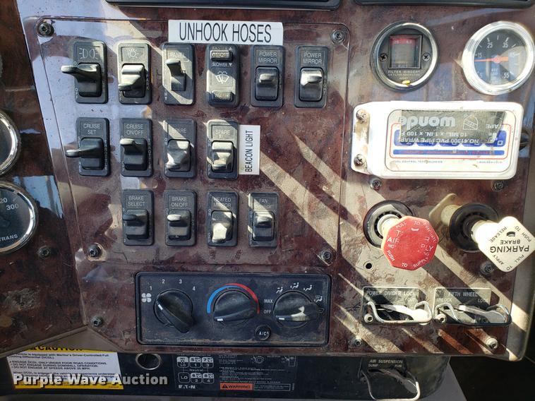 image for item DD4033 2005 International 9400i semi truck