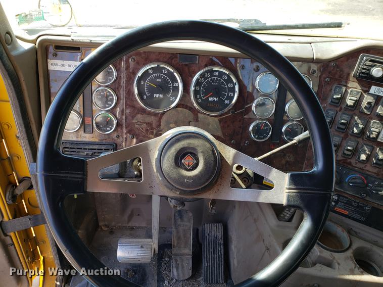 image for item DD4033 2005 International 9400i semi truck