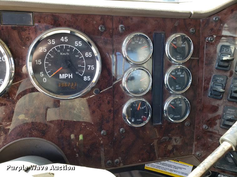 image for item DD4033 2005 International 9400i semi truck