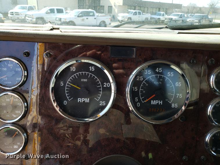 image for item DD4033 2005 International 9400i semi truck