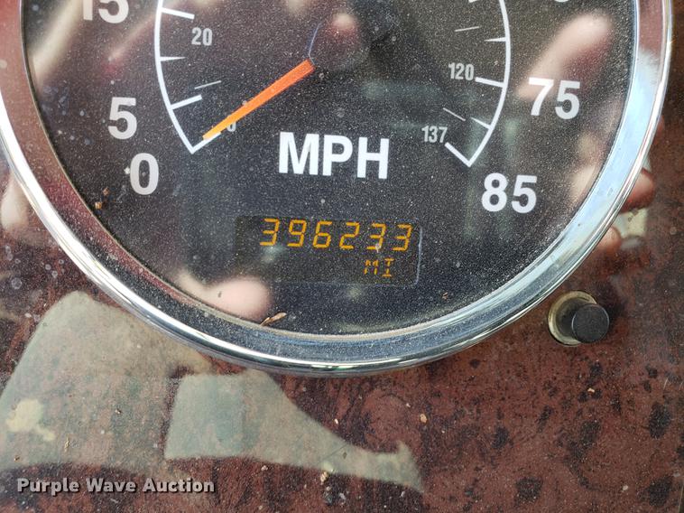 image for item DD4033 2005 International 9400i semi truck