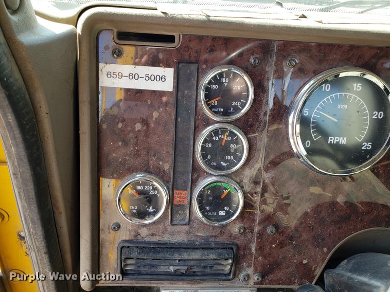 image for item DD4033 2005 International 9400i semi truck