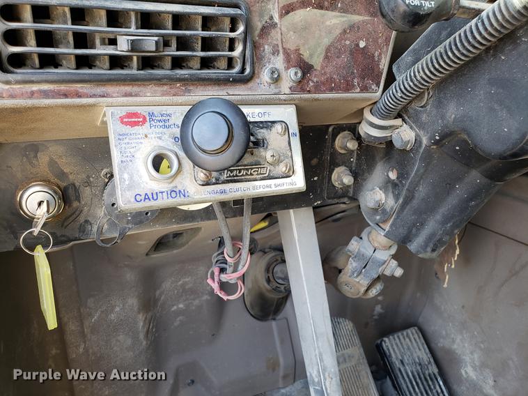 image for item DD4033 2005 International 9400i semi truck