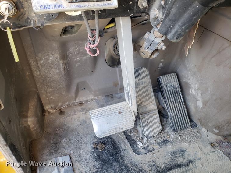 image for item DD4033 2005 International 9400i semi truck