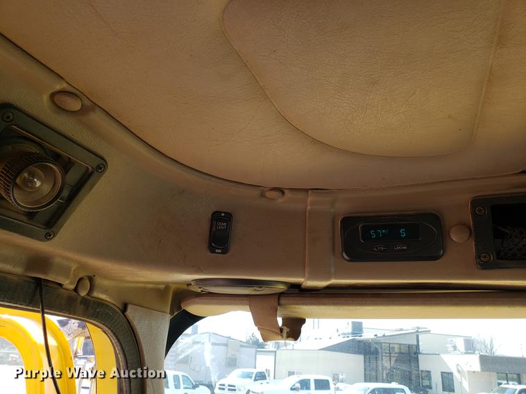 image for item DD4033 2005 International 9400i semi truck