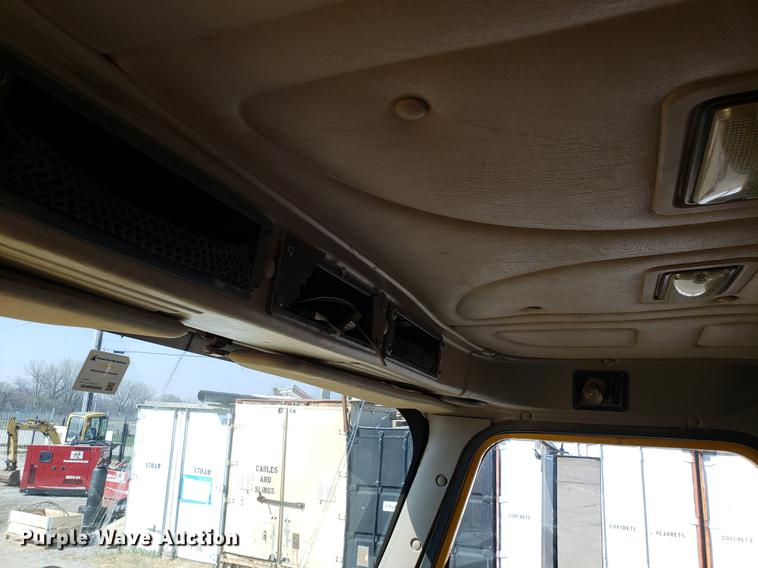 image for item DD4033 2005 International 9400i semi truck